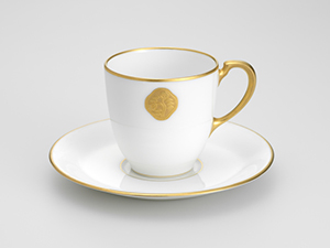 Tableware with the camellia logo engraved